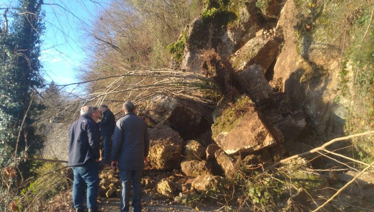 Trabzon'da toprak kayması sonucu yol kapandı