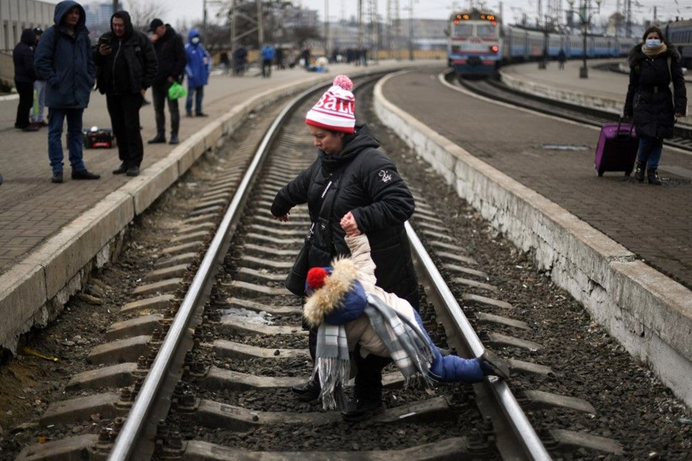 Ukrayna'da vatandaşlar çatışma bölgelerinden tahliye ediliyor - 14