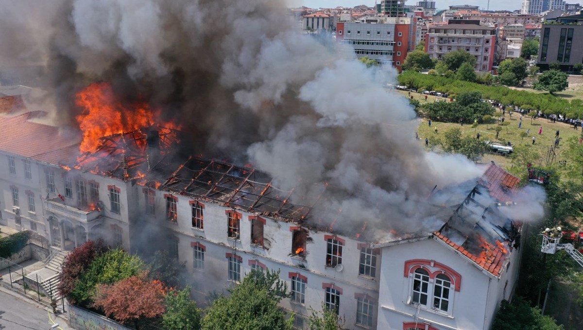 SON DAKİKA HABERİ: İstanbul Balıklı Rum Hastanesi'nin çatısında yangın