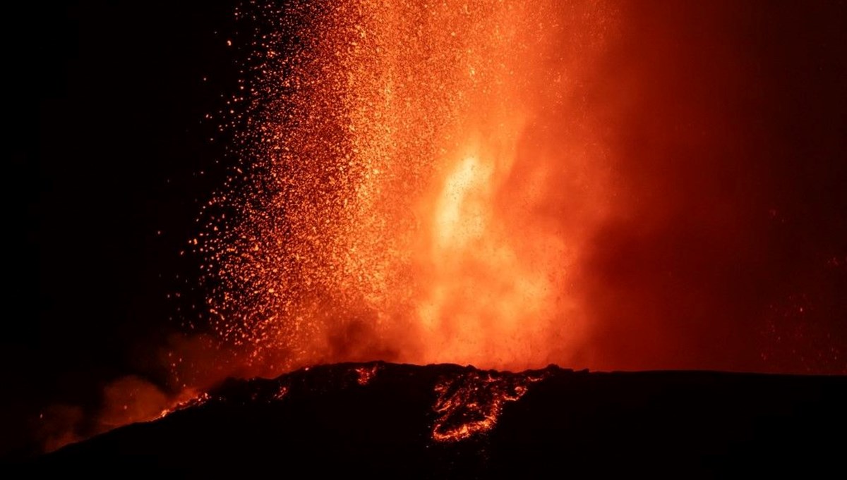 İtalya'da Etna Yanardağı lav ve kül püskürttü