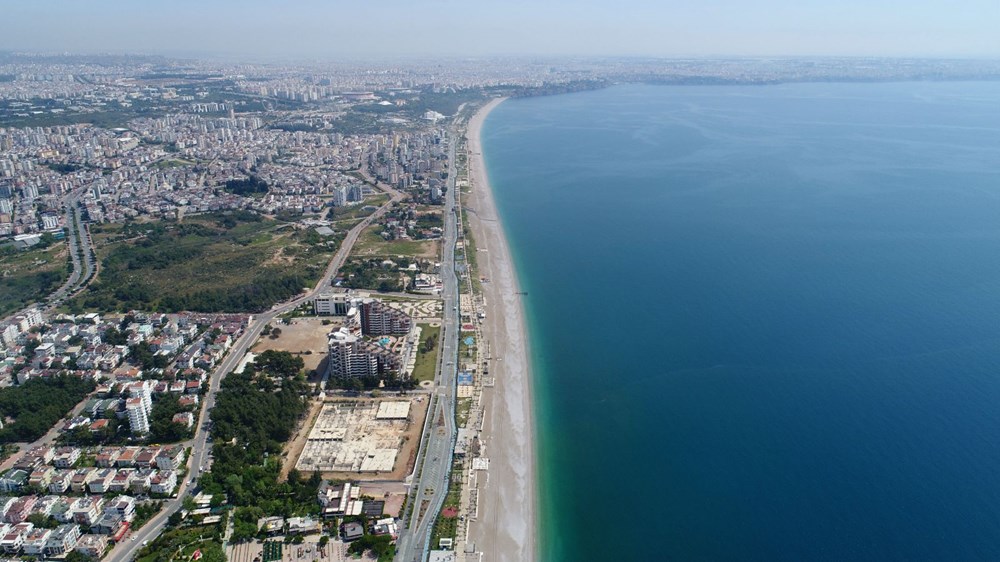 Konyaaltı Sahili 60 yılda 35 metre eridi, bir havluluk yer kaldı