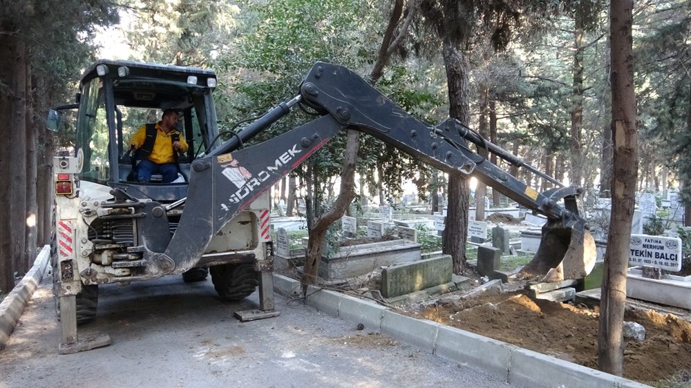 Deprem sonrası Hatay'da mezarlar hasar görüp yola uçtu - 4