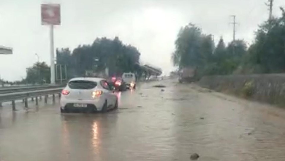 Düzce-Zonguldak yolunda ulaşıma şiddetli yağış engeli - 1