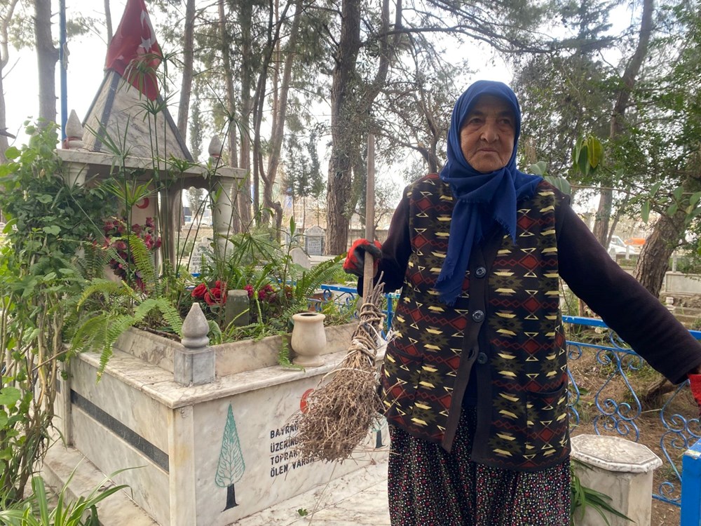75 yaşındaki Raziye teyze, 20 yıldır her gün mezarlığa gelerek temizlik yapıyor - 5