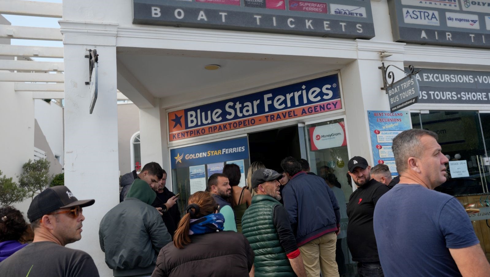 Santorini'den büyük kaçış! Ek uçak seferleri kondu, gemiler art arda kalkıyor