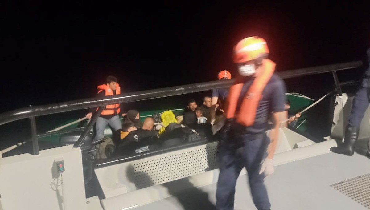 İzmir açıklarındaki 14'ü çocuk 29 düzensiz göçmen yakalandı İzmir açıklarındaki 14'ü çocuk 29 düzensiz göçmen yakalandı