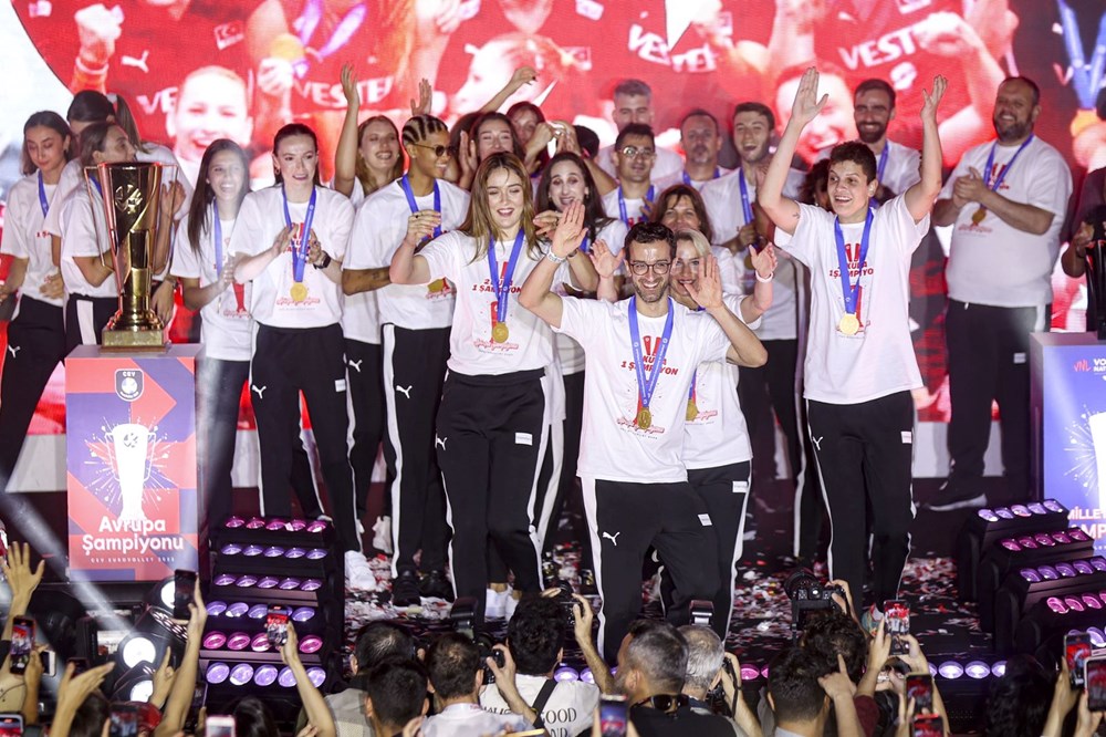 Galataport'ta şampiyonluk kutlaması | Filenin Sultanları tarihi zaferi vatandaşlarla kutladı - 2