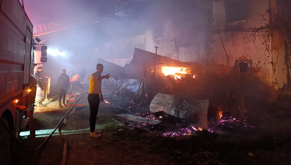 Uşak'ta meydana gelen yangında itfaiye eri yaralandı Uşak'ta meydana gelen yangında itfaiye eri yaralandı