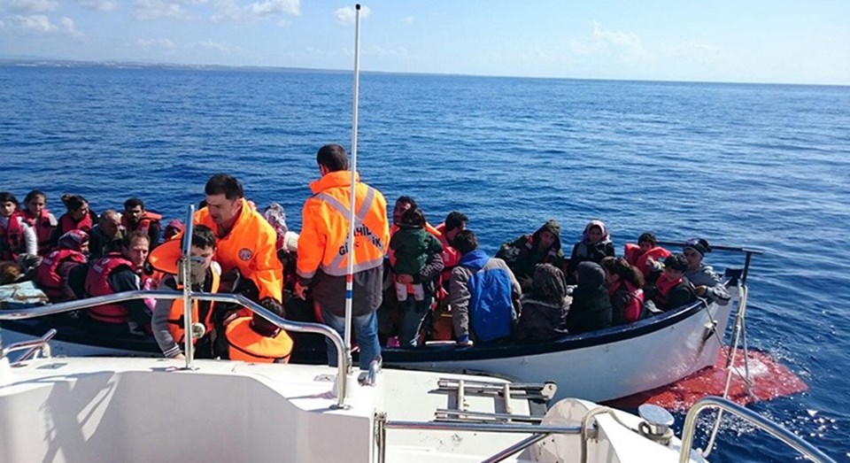 Didim'de iki teknede 68 kaçak yakalandı - 1