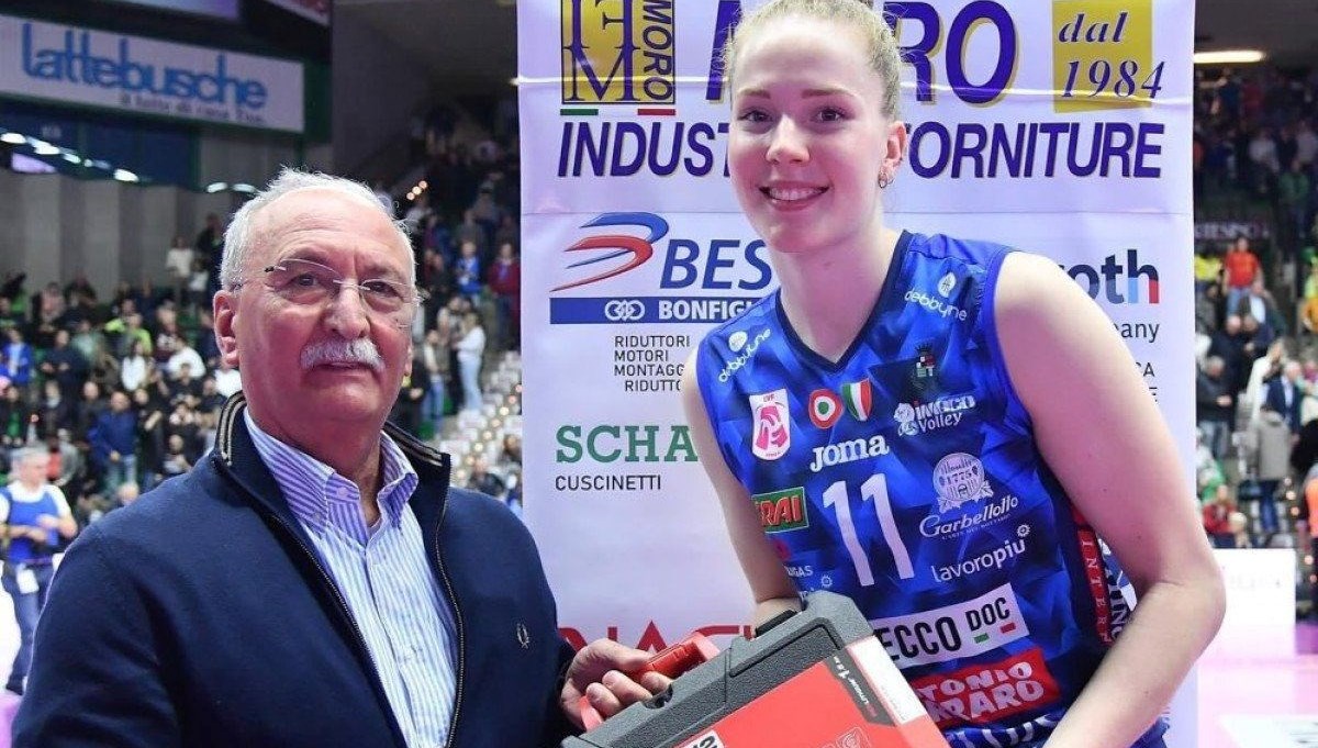Yıldız voleybolcuya Isabelle Haak'a hediye matkap Yıldız voleybolcuya Isabelle Haak'a hediye matkap