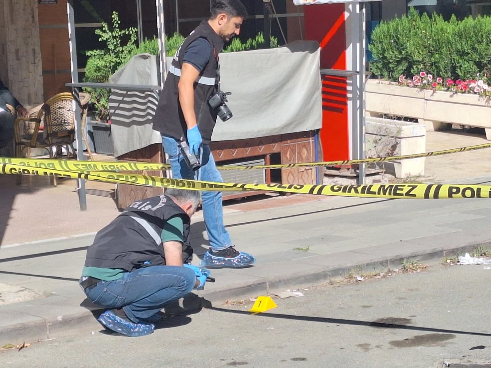 Polis, olayın ger&ccedil;ekleştiği cipi g&uuml;venlik şeridi i&ccedil;ine alarak, inceleme yaptı.
Olayın ardından ka&ccedil;an ş&uuml;pheli Z.Ş., polis tarafından kısa s&uuml;rede su&ccedil; aletiyle yakalandı.