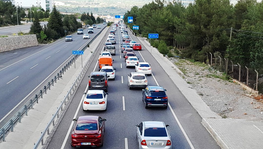 Muğla'da tatilciler dönüş yolunda uzun araç kuyrukları oluşturdu