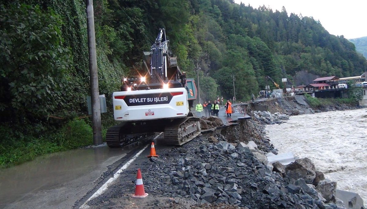 Rize'de hastalar, çöken yoldan iple tahliye edildi