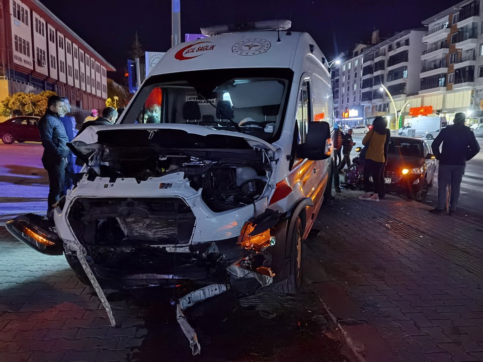 Tunceli'de ambulans ile otomobil çarpıştı: 6 yaralı - 1
