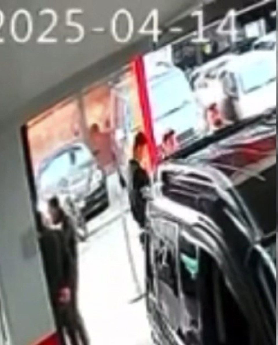 İstanbul'da galeriye el yapımı patlayıcıyla saldırı - 1