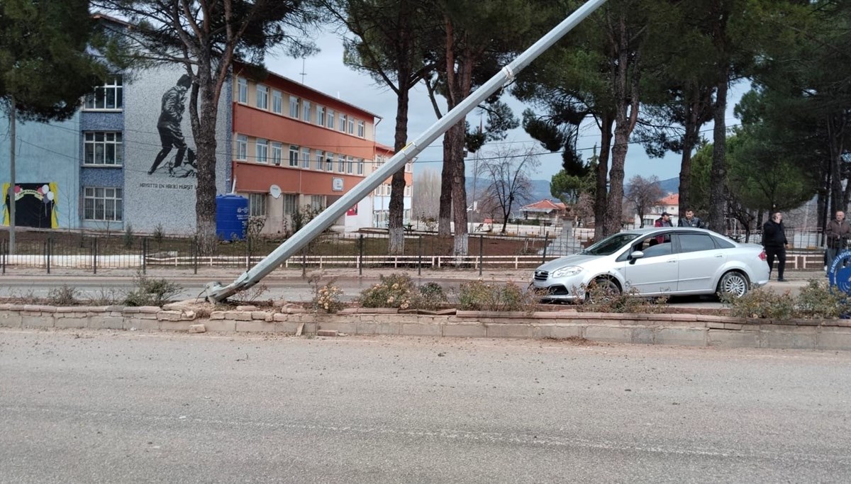 Kontrolden çıkan otomobil aydınlatma direğine çarparak durabildi