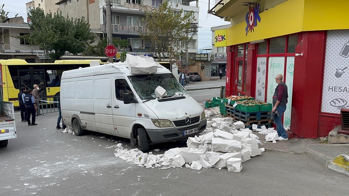 Park halindeki başka bir araçta ise hasar meydana geldiği belirtildi.