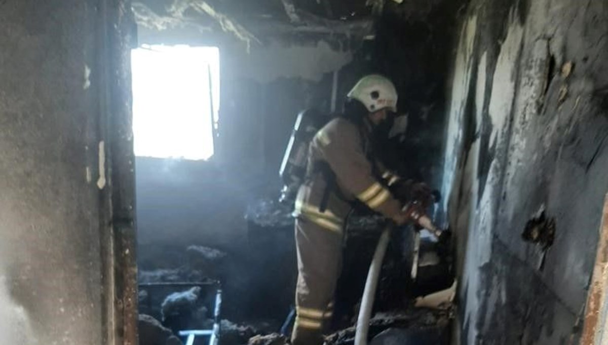 Hatay’da bir araç yanarak kullanılamaz hale geldi Hatay’da bir araç yanarak kullanılamaz hale geldi