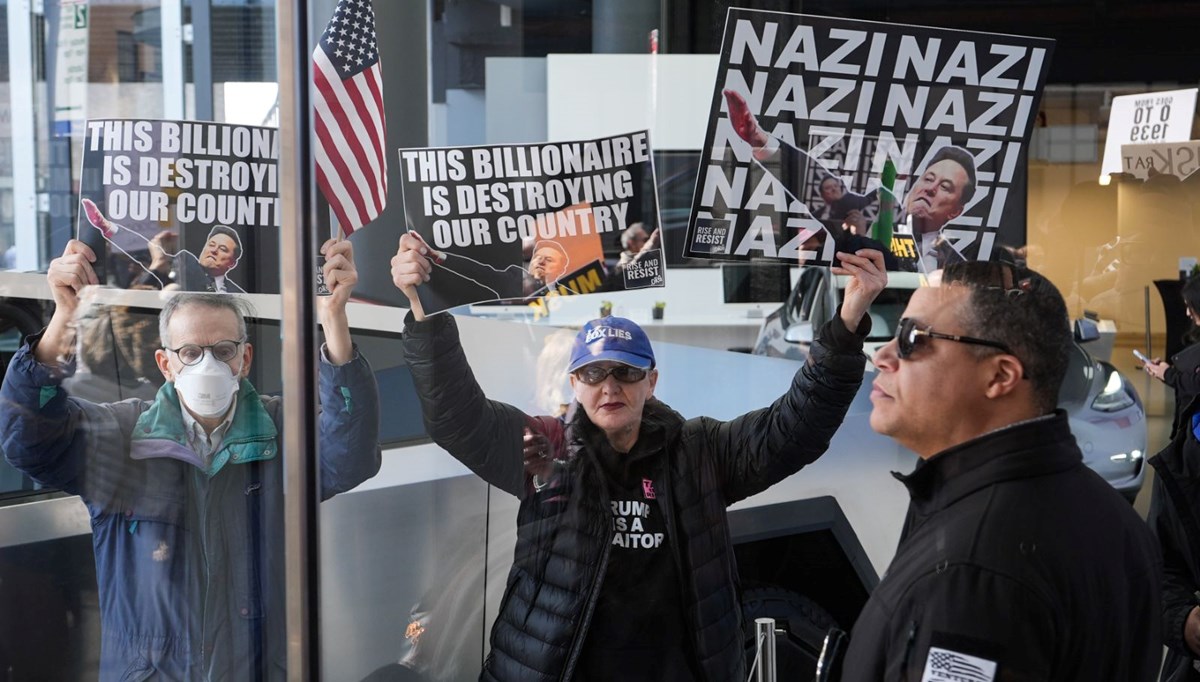 SpaceX ve Tesla önünde Elon Musk protestosu: Trump yönetimindeki rolüne tepki SpaceX ve Tesla önünde Elon Musk protestosu: Trump yönetimindeki rolüne tepki