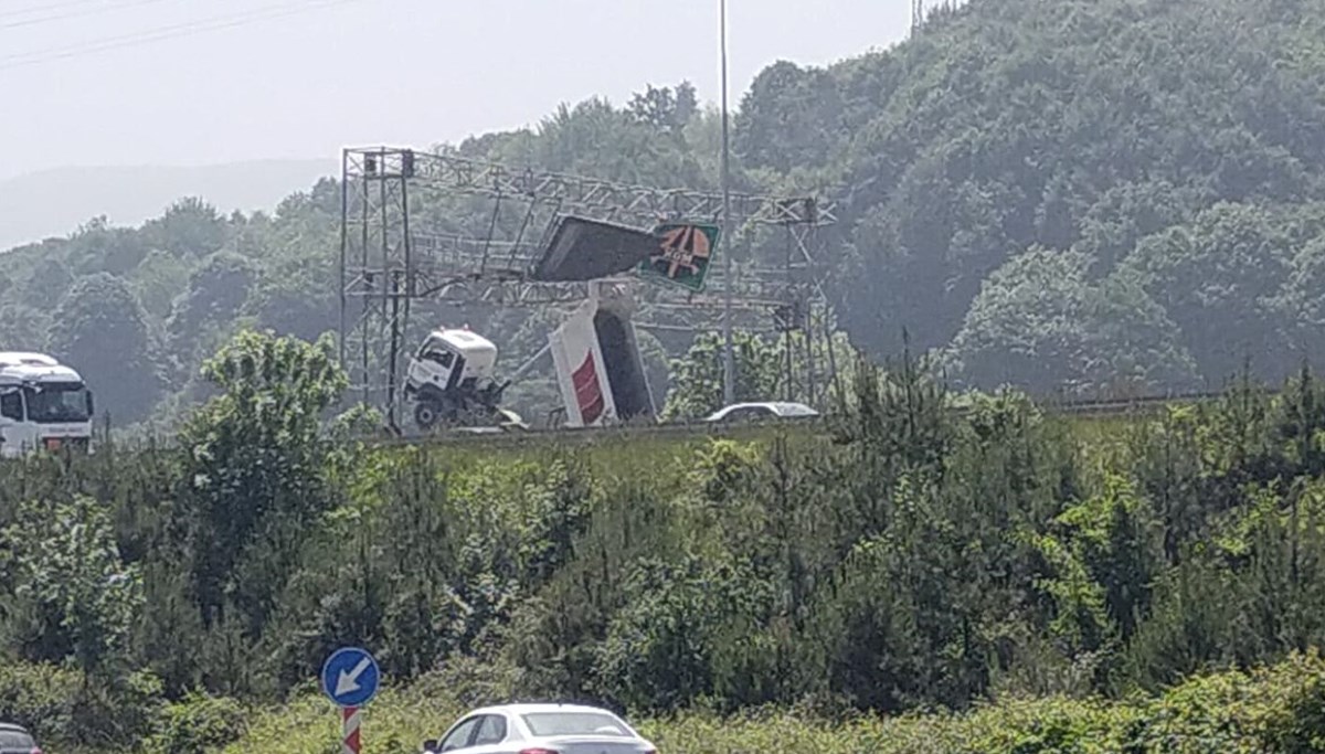 Anadolu Otoyolu’nda damperi açık kalan kamyon uyarı levhasına çarptı