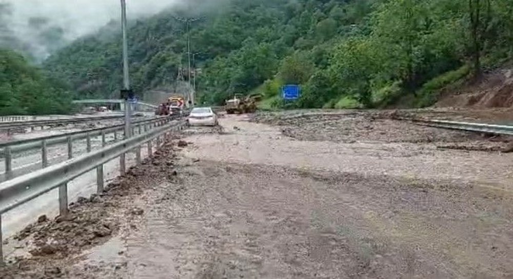 Trabzon-Gümüşhane yolunu taş ve çamur kapattı: Ulaşım tek şeritten sağlanıyor - 7