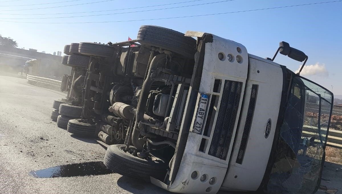 Bilecik'te TIR devrildi: Sürücü hayatını kaybetti