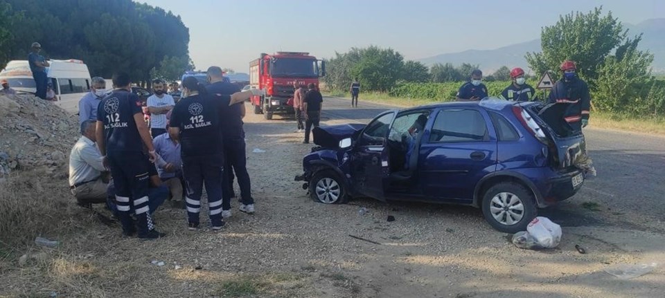 Tarım işçilerini taşıyan minibüsle otomobil çarpıştı: 2 kişi öldü, 9 kişi yaralandı - 1