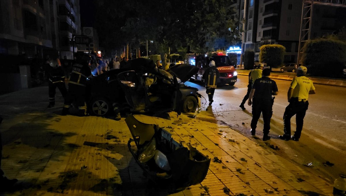 Çorum'da ağaca çarpan otomobildeki 2 kişi öldü Çorum'da ağaca çarpan otomobildeki 2 kişi öldü