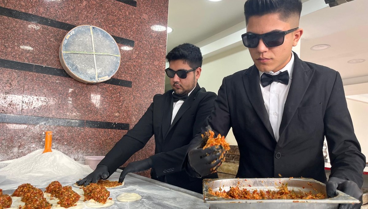 İlk gören şaşırıyor sonra tebrik ediyor! Smokin ile lahmacun pişiriyorlar İlk gören şaşırıyor sonra tebrik ediyor! Smokin ile lahmacun pişiriyorlar