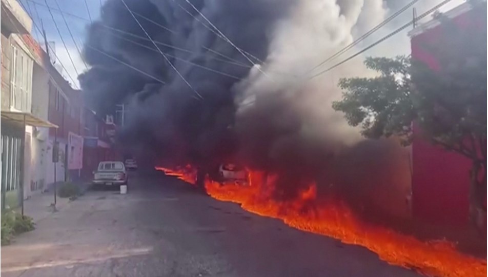Meksika'da tren gaz tankerine çarptı: Onlarca ev yandı