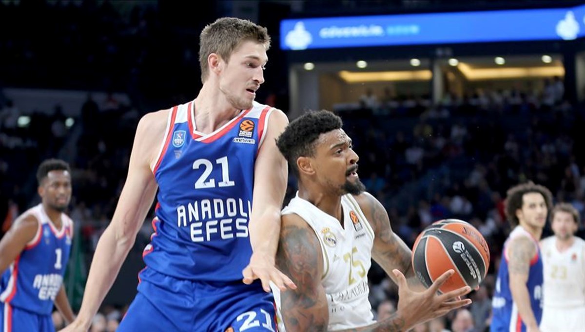 Anadolu Efes, Tibor Pleiss'a veda etti