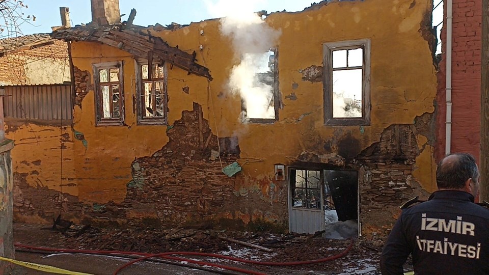 İzmir'de yangın faciası: 3 kardeş hayatını kaybetti - 1