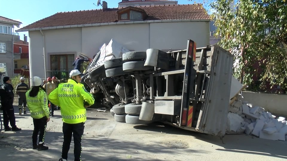 Kartal'da gaz beton yüklü kamyon 2 katlı binaya çarptı: 1 yaralı - 1