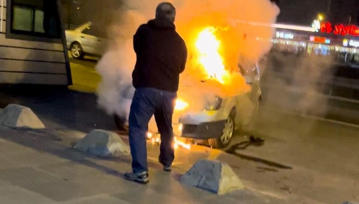 Bahçelievler’de park halindeki otomobil yandı Bahçelievler’de park halindeki otomobil yandı