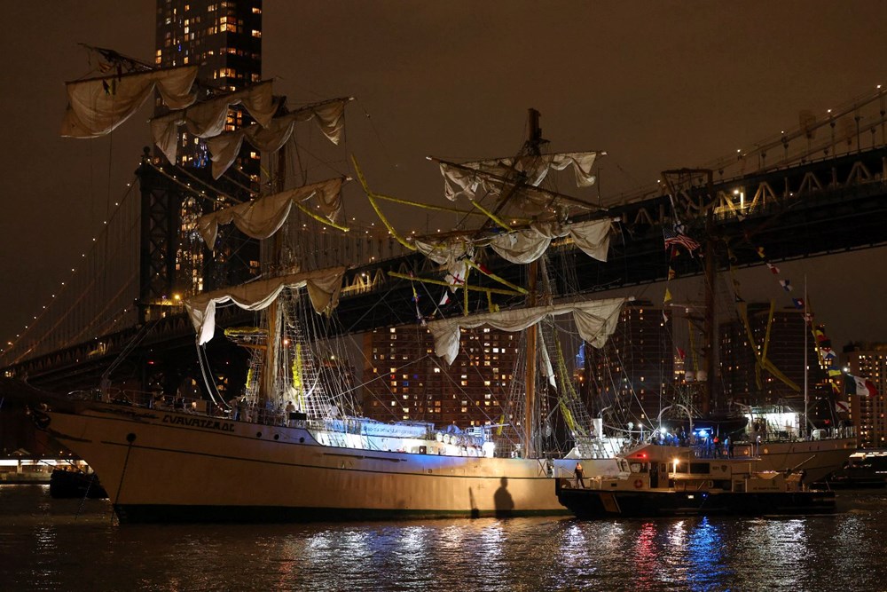 Meksika donanmasına ait eğitim gemisi Brooklyn Köprüsü'ne çarptı: 2 ölü, 20 yaralı - 1