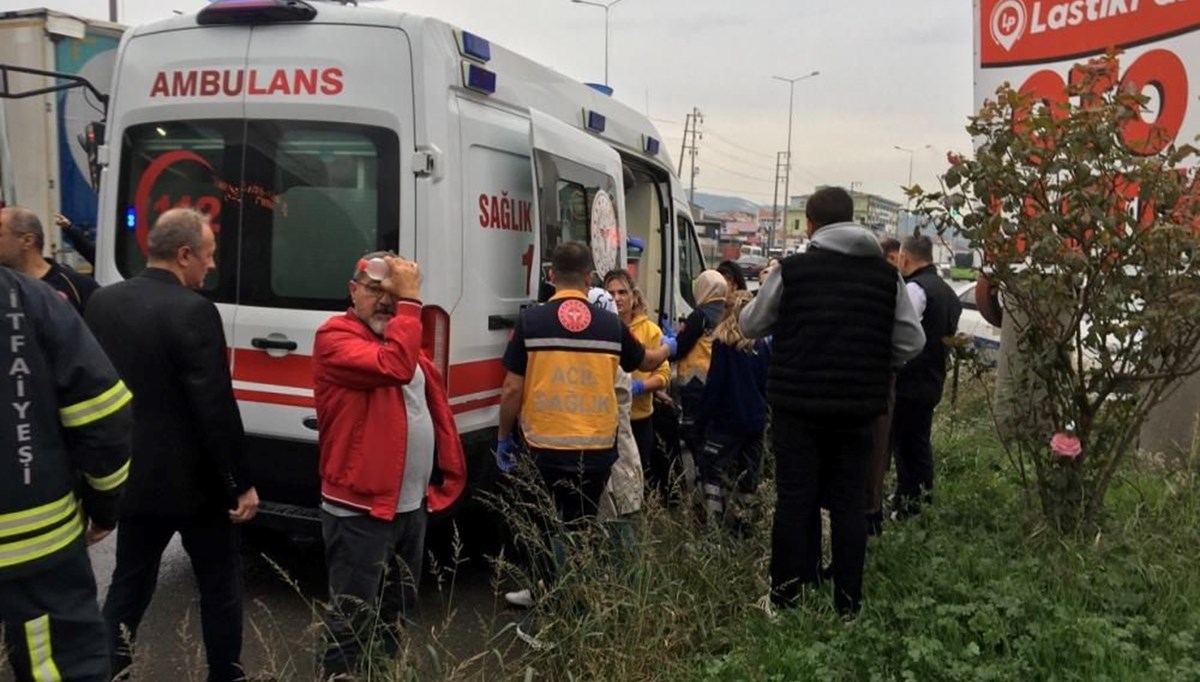 D-100’de TIR, belediye otobüsüne çarptı: 9 yaralı D-100’de TIR, belediye otobüsüne çarptı: 9 yaralı