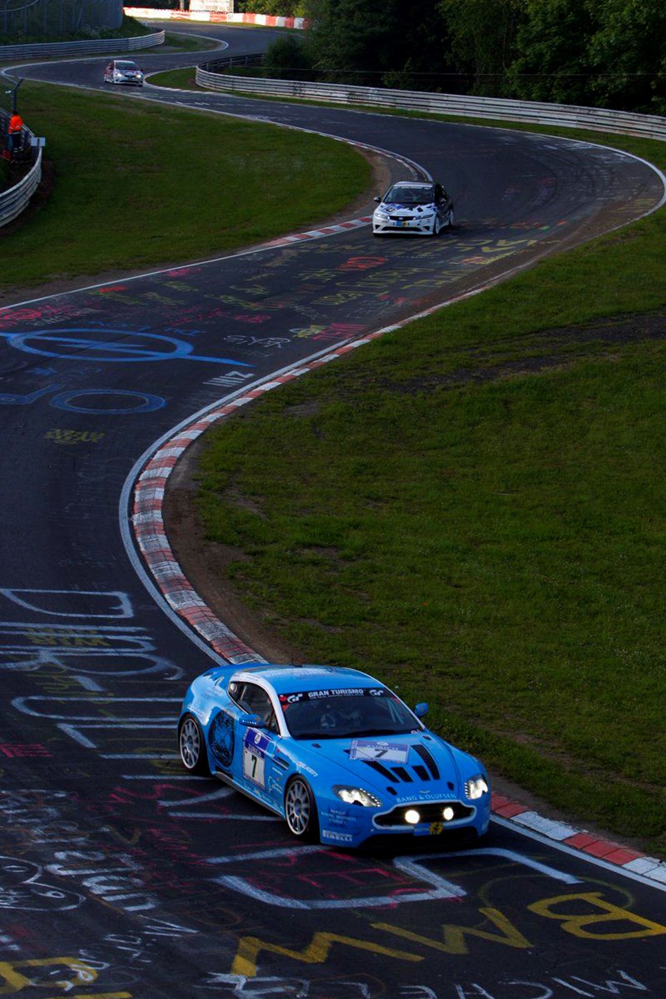 20.8 kilometre uzunluğundaki "yeşil cehennem" lakaplı efsane yarış pisti Nürburgring'de bir yarış anı.
