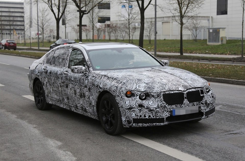 BMW'nin yeni 7 Serisi yollarda kamuflajı olarak test ediliyor.