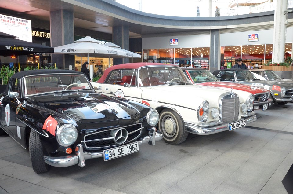 Klasik Mercedes'lerle İst Marina ziyaretçileri bol bol selfie çektirdi.