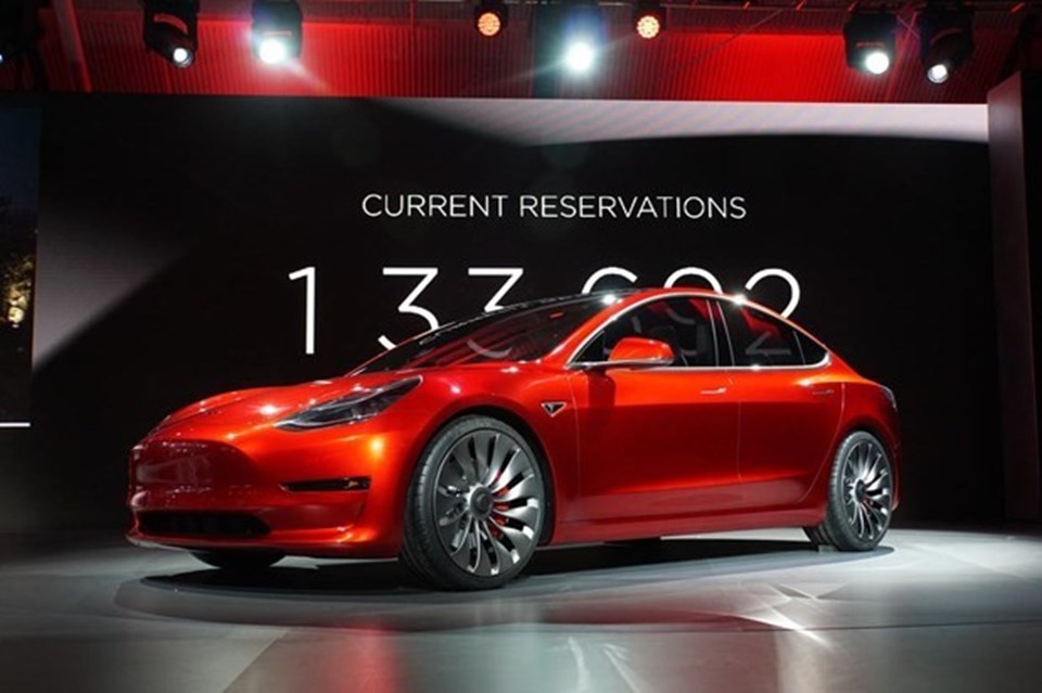 Elektrikli otomobiller üreten Tesla'nın tanıttığı ucuz modeli 'Model 3'.
