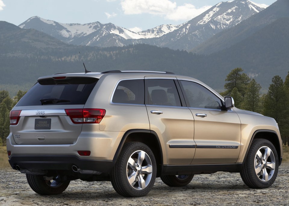 Önümüzdeki yıl satışa sunulacak olan 3 sıra koltuklu, yeniden tasarlanan Dodge Durango'da Grand Cherokee ile aynı platformu paylaşıyor