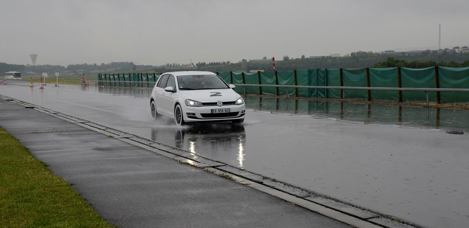 Aşınmış lastiklerin hepsinin performansı aynı olmadığını belirten Michelin Islak Zemin Ar-Ge Müdürü Pierre Fraisse, "Bazı premium lastikler, ucuz lastiklere göre daha iyi fren mesafesi sağlarlar. Diş derinliği ıslak zeminde frenlemede o kadar da önemli değildir" dedi.