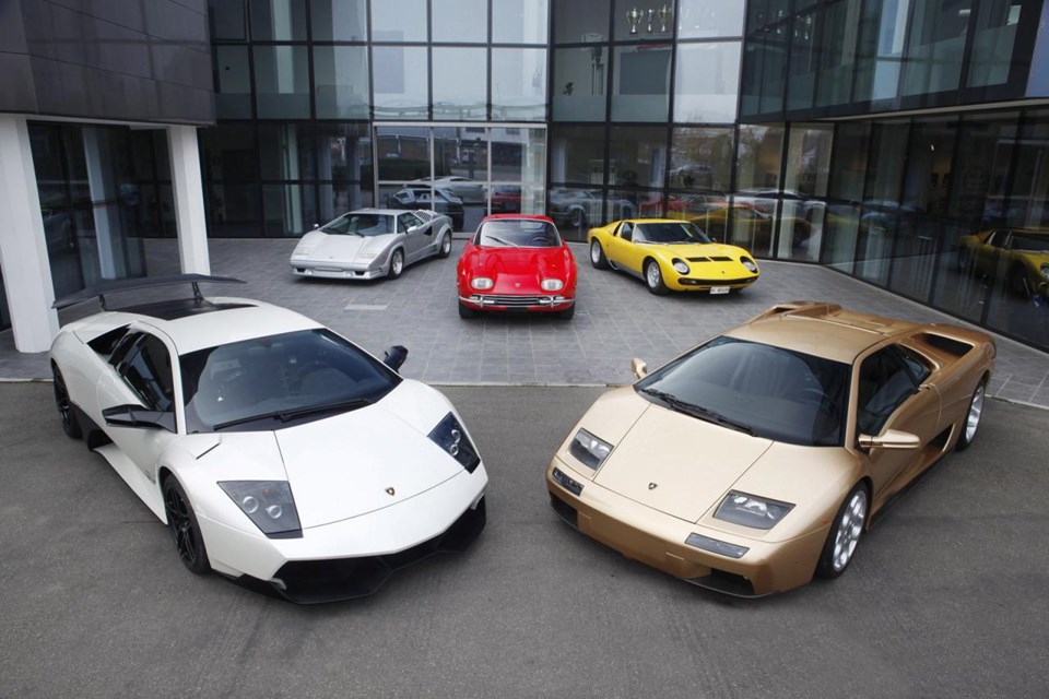Müzeye: 350 GT (kırmızı), Miura (sarı), Countach (sol arka) ve Diablo (sağ ön), Murcielago'yu karşıladı !