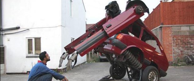 Otomobilini robota çevirdi