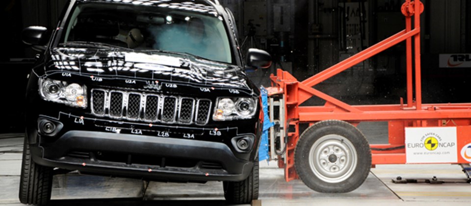 Jeep Compass yan çarpışma testi.