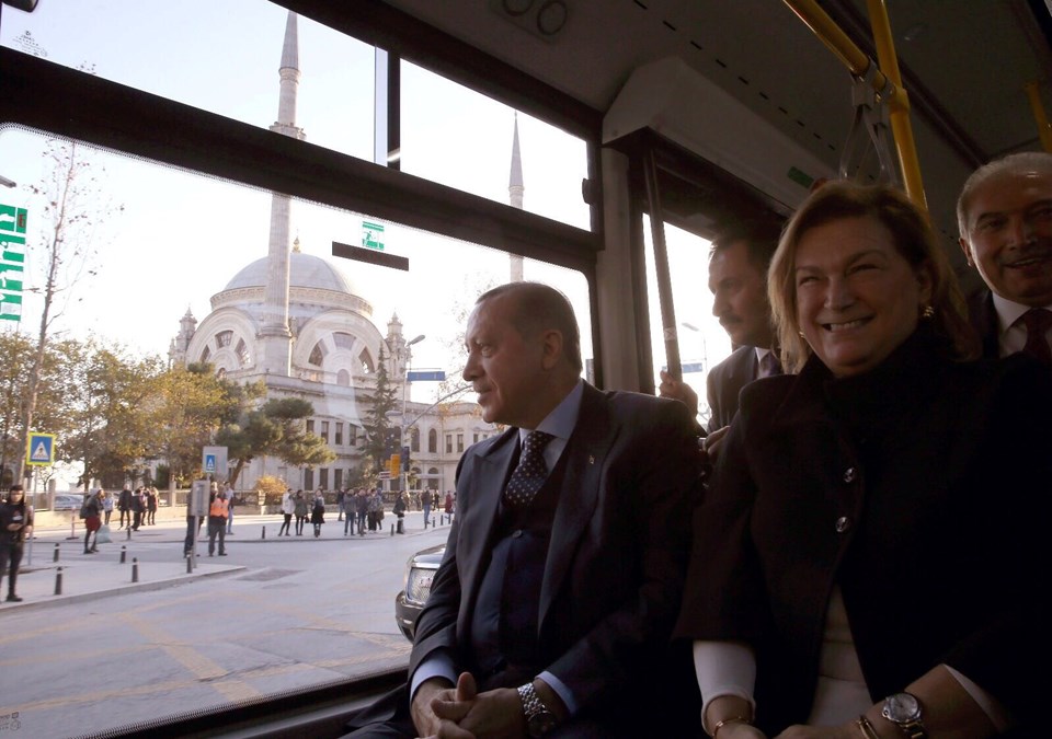İnovasyon Haftası kapsamında, Sabancı Holding Yönetim Kurulu Başkanı Güler Sabancı tarafından Cumhurbaşkanı Recep Tayyip Erdoğan’a takdim edilen otobüsün Cumhurbaşkanlığı Külliyesi’de hizmet vereceğini aktaran Hasan Yıldırım, “Diğer bir Sabancı Topluluğu şirketi Enerjisa, Külliye’ye şarj istasyonlarını kuracak. Ardından elektrikli otobüsümüz Külliye içinde hizmet verecek” dedi.