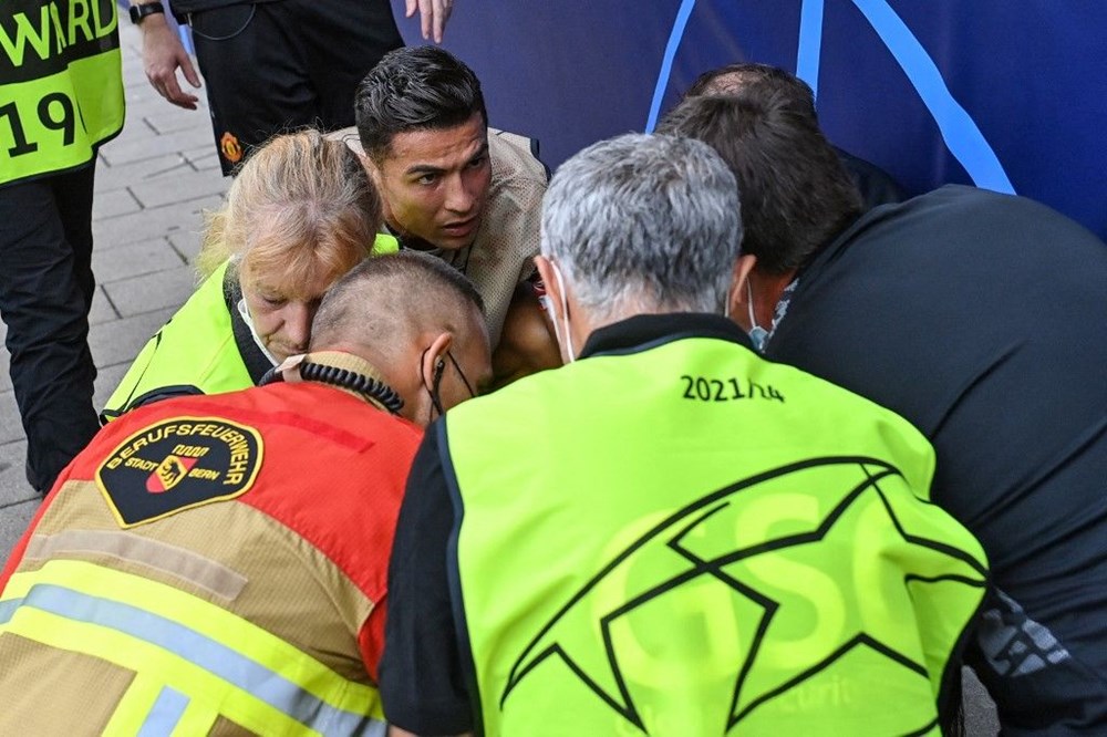 Cristiano Ronaldo maç öncesi yaraladığı saha görevlisi kadının yardımına koştu - 5