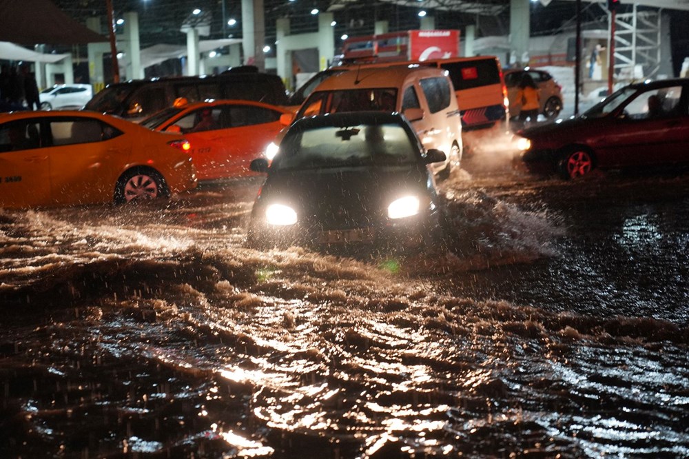 Ankara'da sağanak ve dolu: Araçlar yolda kaldı, ev ve işyerlerini su bastı - 11
