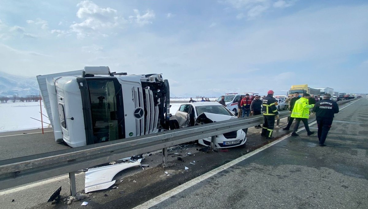 Erzincan’da tır ile otomobil çarpıştı: 3 yaralı