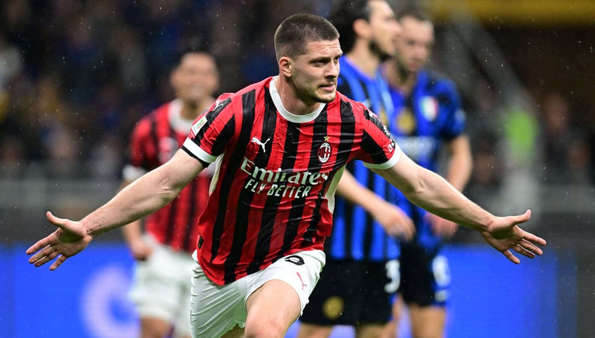 İtalya Kupası'nda şok: Milan, Inter'i dağıttı İtalya Kupası'nda şok: Milan, Inter'i dağıttı